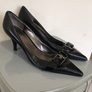 Black heel pointy toe Nine West buckle shoe